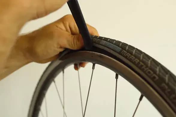 DISASSEMBLE THE BICYCLE WHEEL AND REMOVE THE INNER TUBE